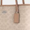 Mellomstor City-tote i Signature Canvas