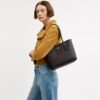 Mellomstor City-tote i Signature Canvas