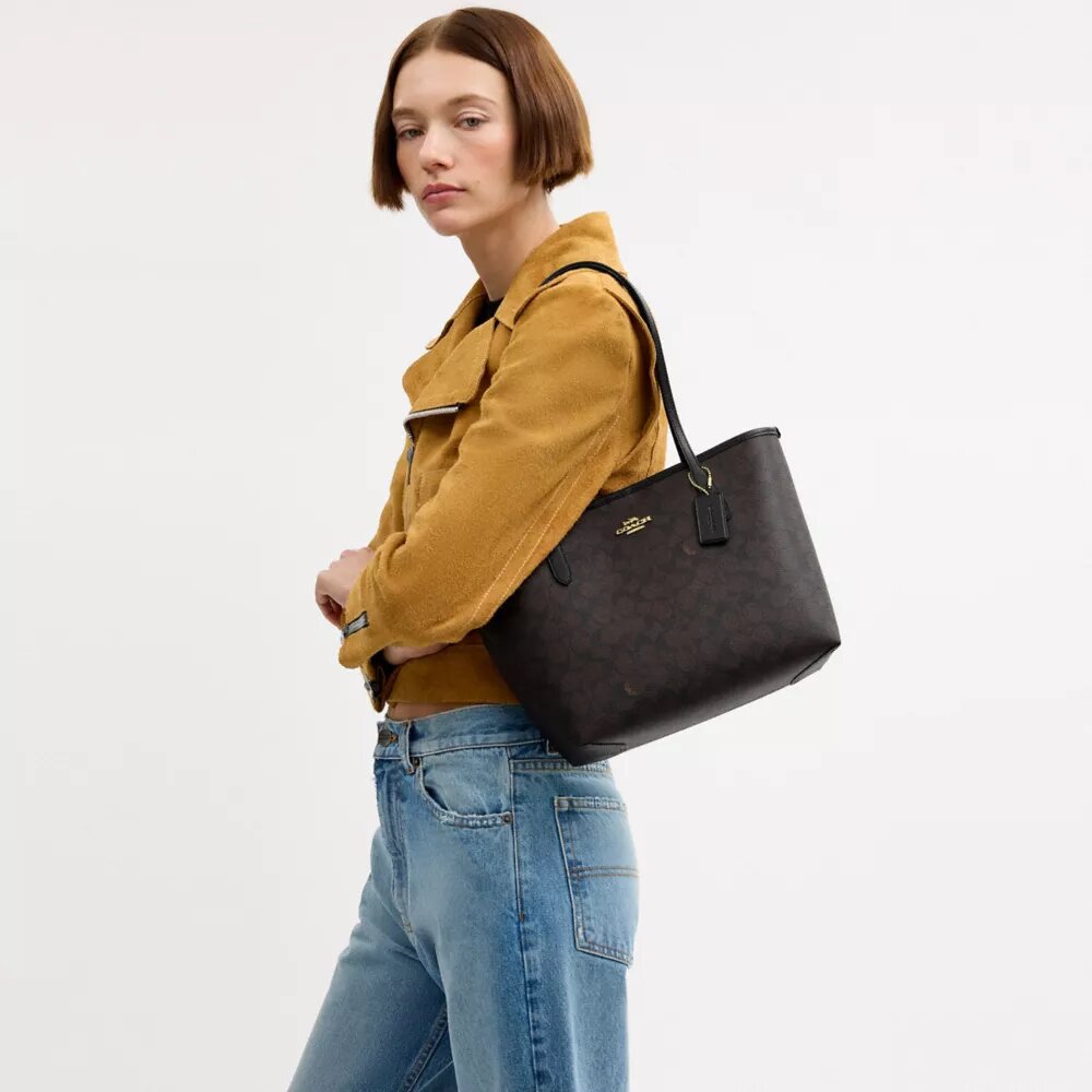 Mellomstor City-tote i Signature Canvas