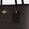 Mellomstor City-tote i Signature Canvas