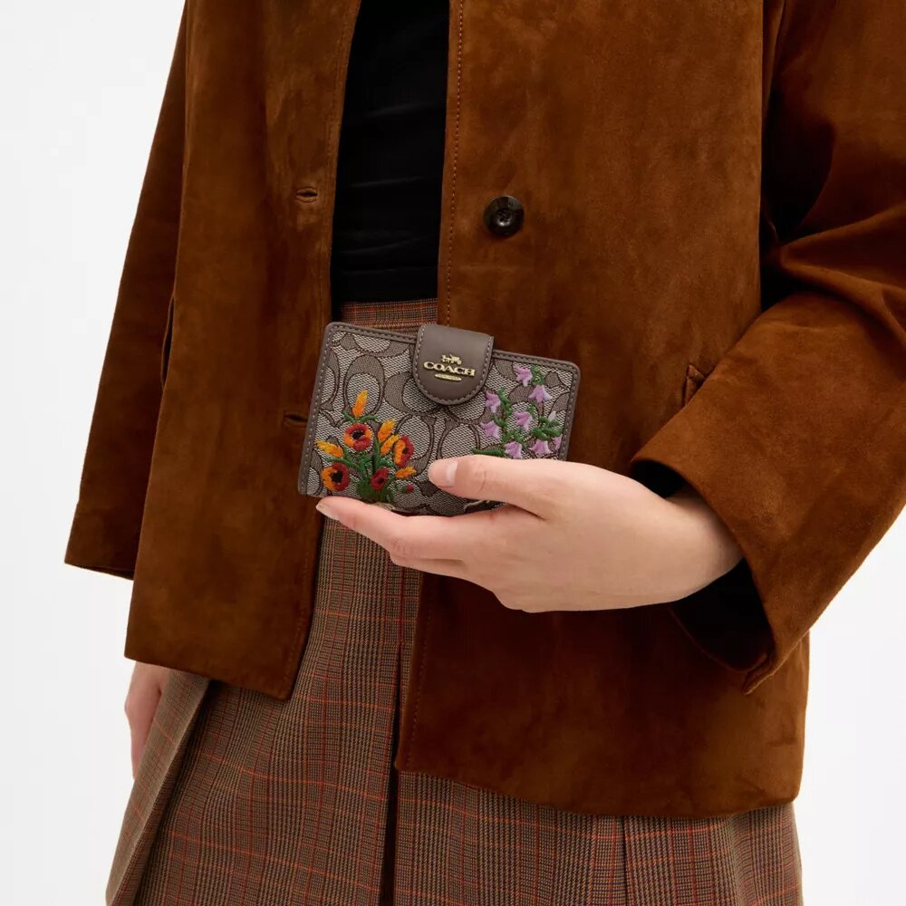 Mellomstor hjørnelommebok med glidelås i signatur-jacquard med blomsterbroderi