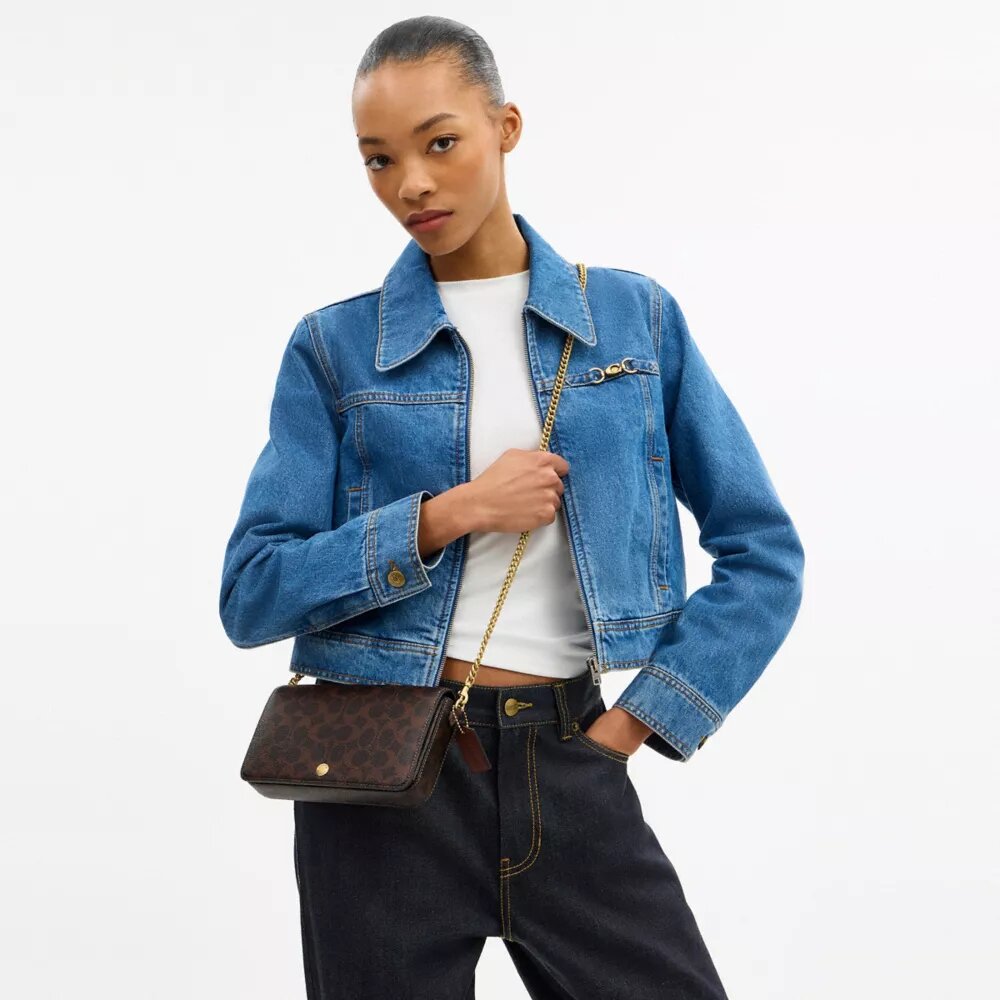 Mila-crossbody-veske i Signature Canvas