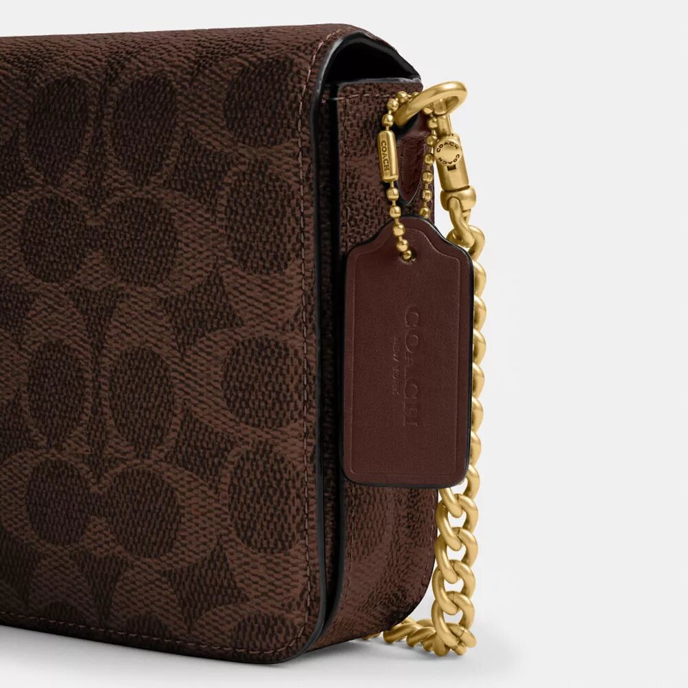 Mila-crossbody-veske i Signature Canvas