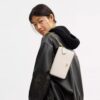 Mila-crossbody-veske med Signature Canvas