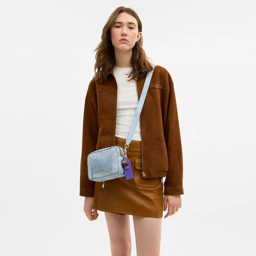Mini Carey-crossbody-veske i «Loved Denim» med anheng
