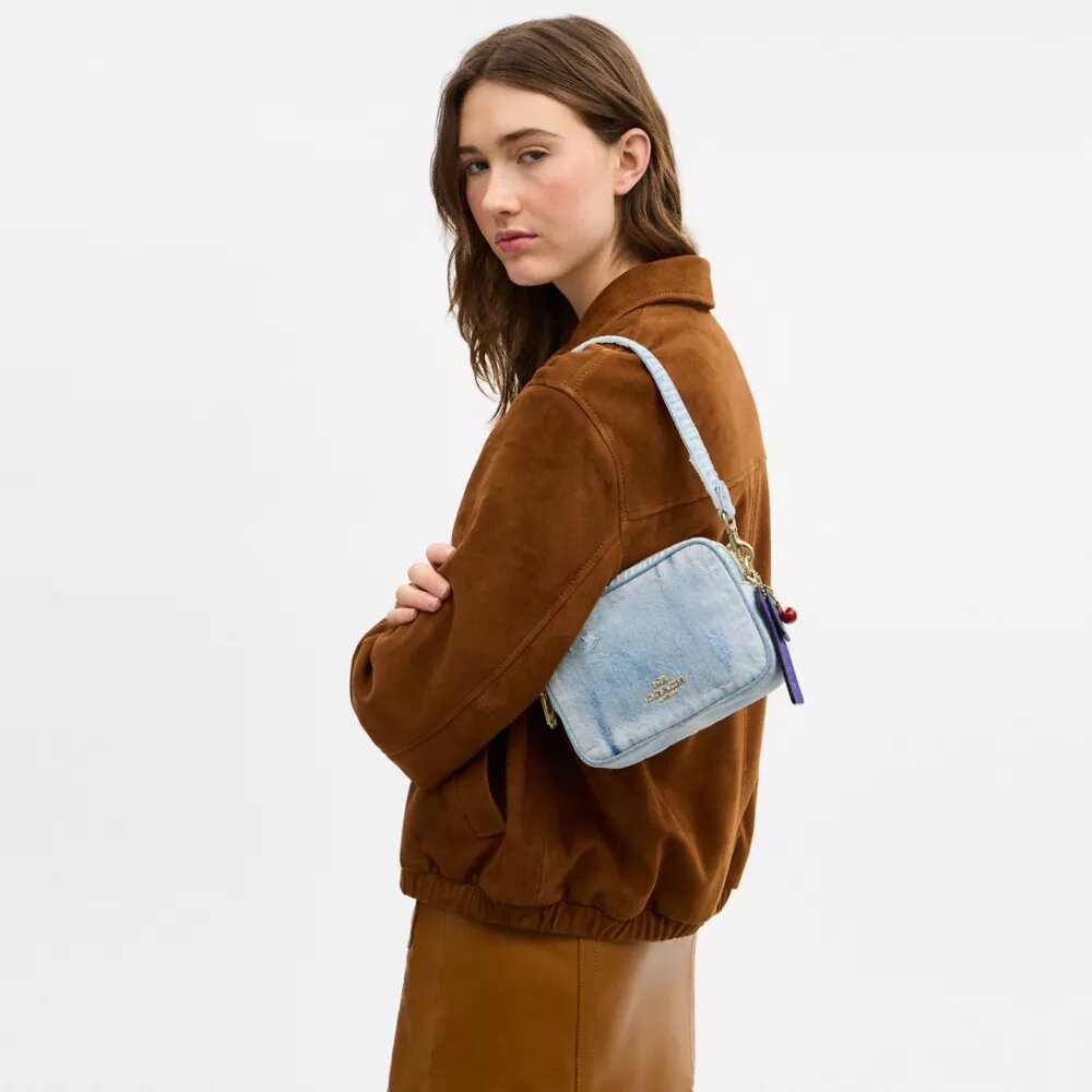 Mini Carey-crossbody-veske i «Loved Denim» med anheng