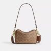 Mini Carey-crossbody-veske i Signature Canvas