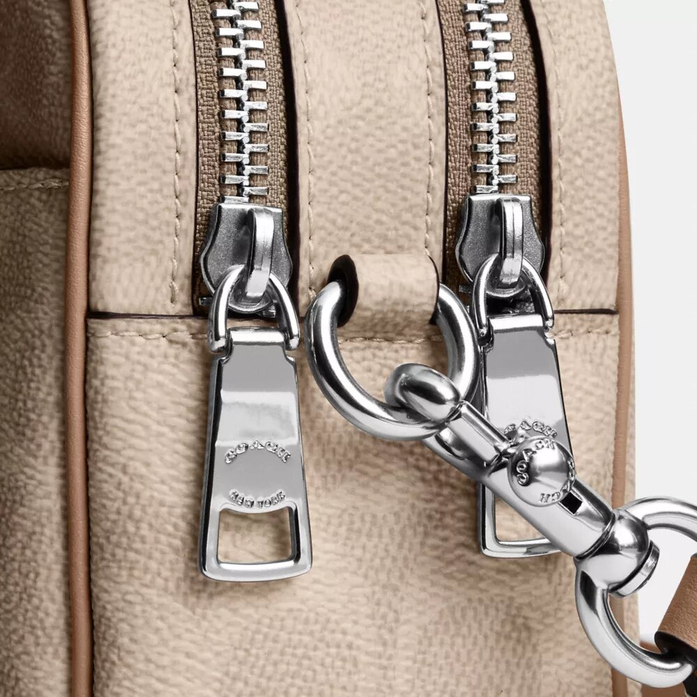 Mini Carey-crossbody-veske i Signature Canvas
