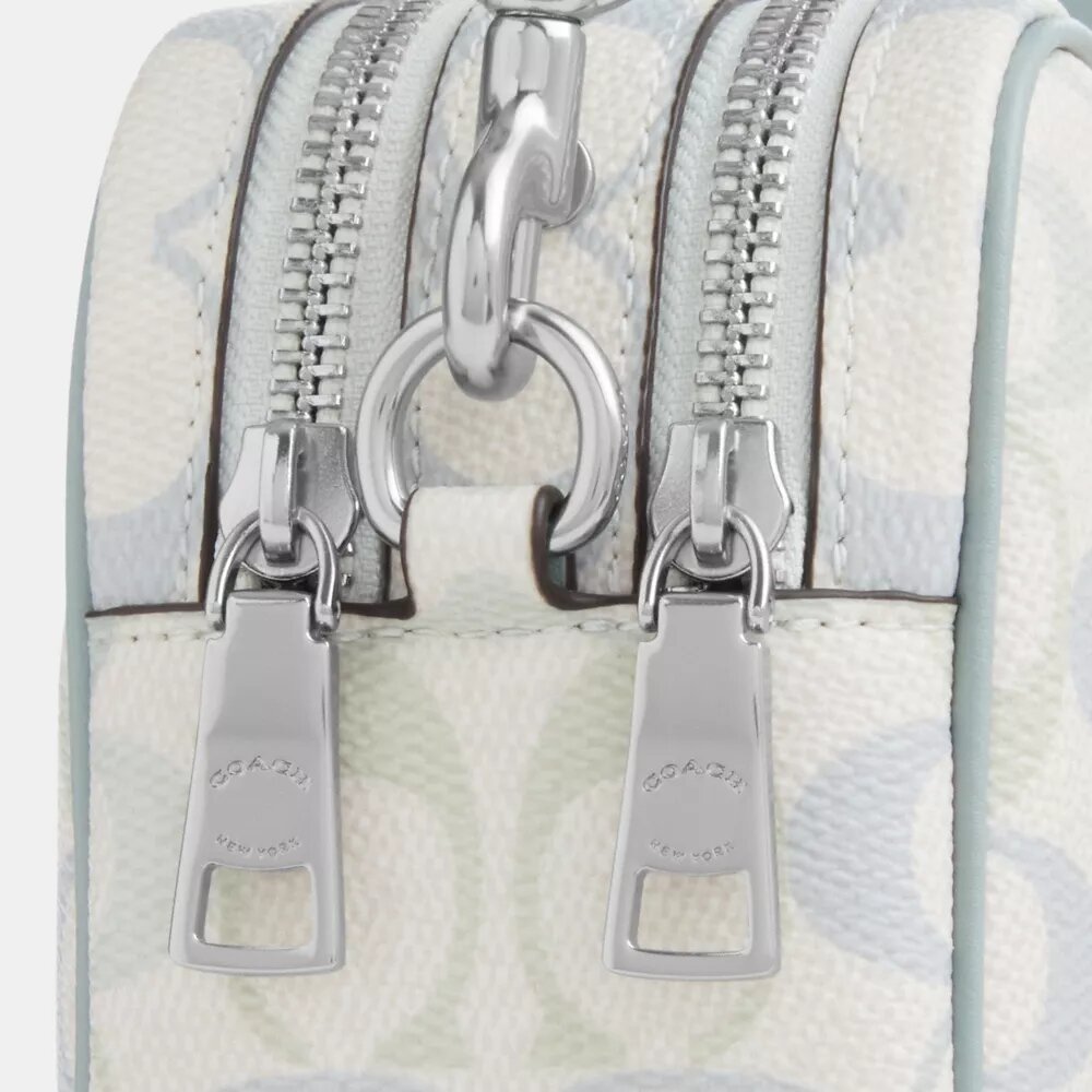 Mini Carey-crossbody-veske i Signature Canvas