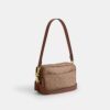 Mini Carey-crossbody-veske i Signature Canvas