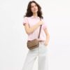Mini Carey-crossbody-veske i Signature Canvas
