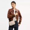 Mini Carey-crossbody-veske i Signature Canvas