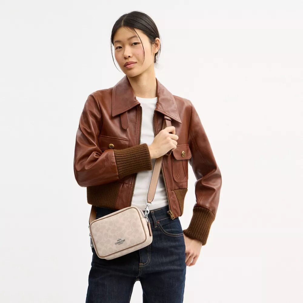 Mini Carey-crossbody-veske i Signature Canvas