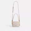 Mini Carey-crossbody-veske i Signature Canvas