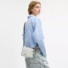 Mini Carey-crossbody-veske i Signature Canvas