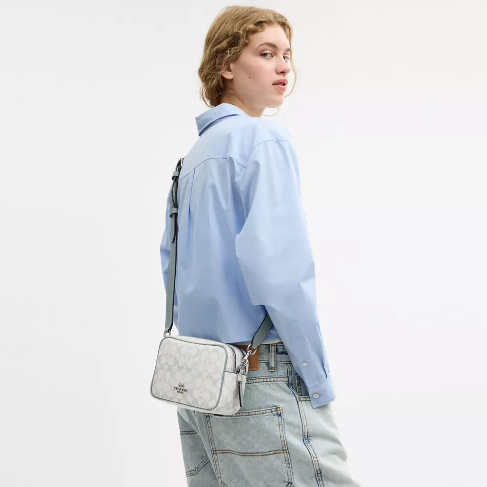 Mini Carey-crossbody-veske i Signature Canvas