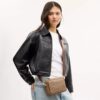 Mini Carey-crossbody-veske i Signature Canvas