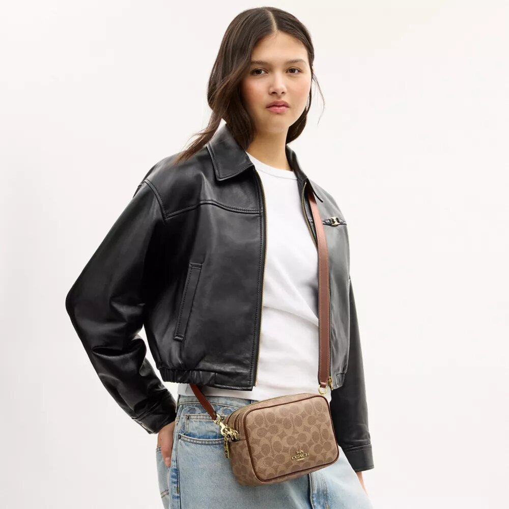 Mini Carey-crossbody-veske i Signature Canvas