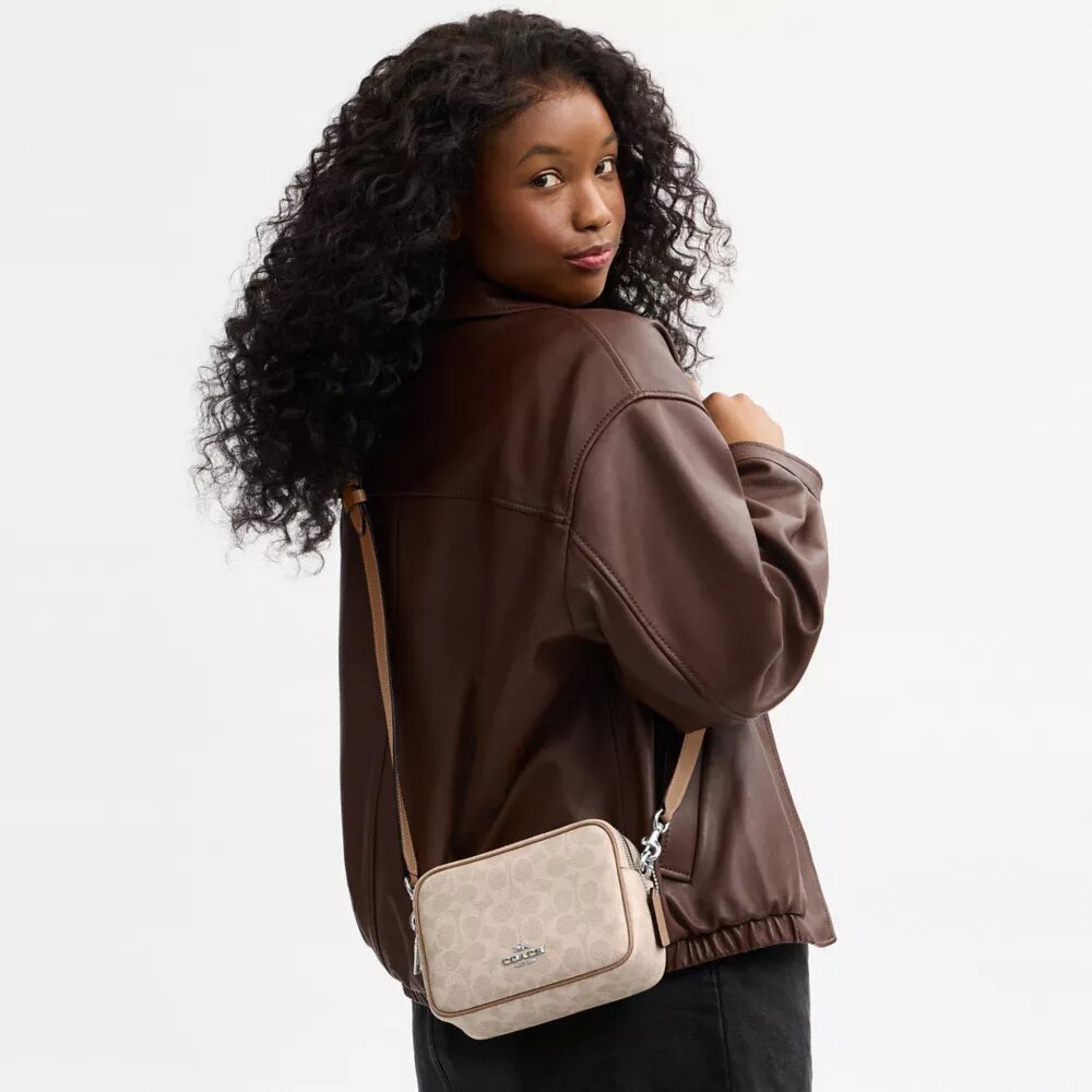 Mini Carey-crossbody-veske i Signature Canvas