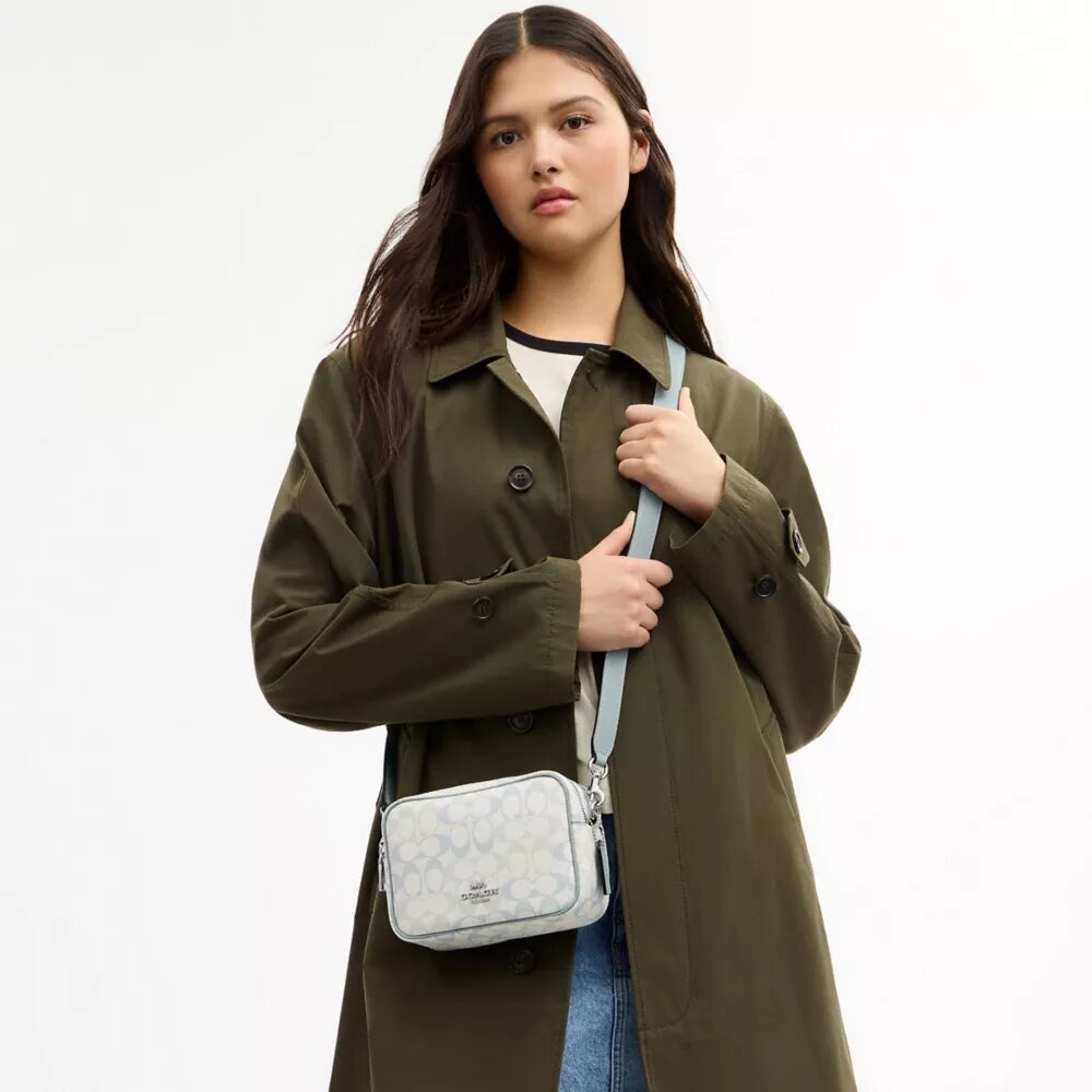 Mini Carey-crossbody-veske i Signature Canvas