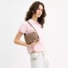 Mini Carey-crossbody-veske i Signature Canvas