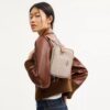 Mini Carey-crossbody-veske i Signature Canvas