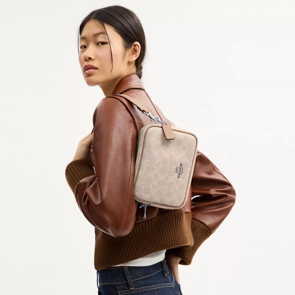Mini Carey-crossbody-veske i Signature Canvas
