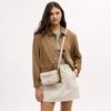 Mini Carey-crossbody-veske i Signature Canvas