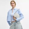 Mini Carey-crossbody-veske i Signature Canvas