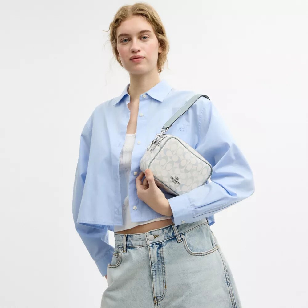 Mini Carey-crossbody-veske i Signature Canvas