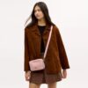 Mini Carey-crossbody-veske i Signature Denim