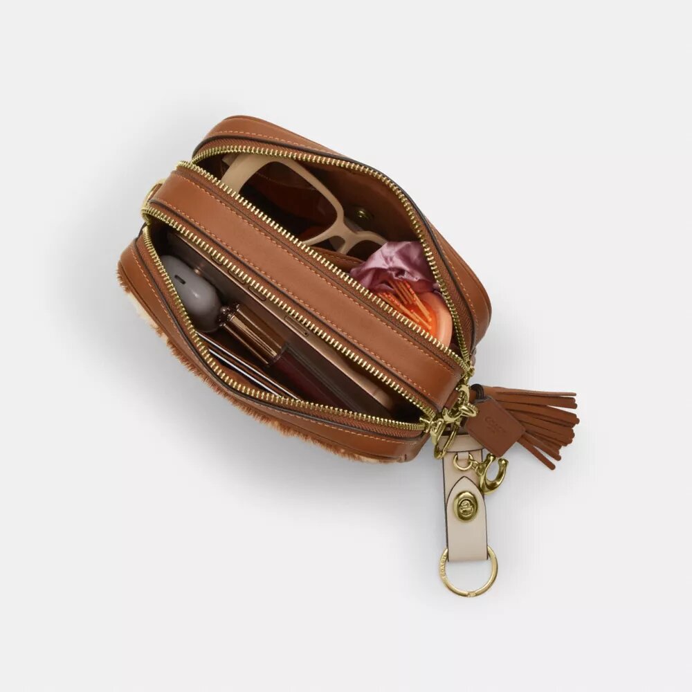 Mini Carey-crossbody-veske med kryssrem i hårkalv med ku-mønster