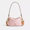 Mini Carey-crossbody-veske med kryssrem i Signature Canvas med anheng