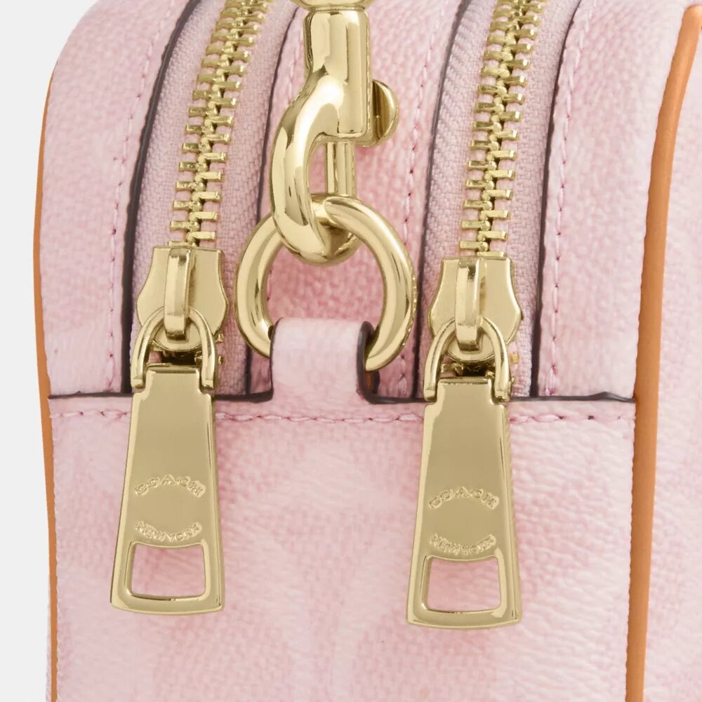 Mini Carey-crossbody-veske med kryssrem i Signature Canvas med anheng