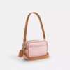Mini Carey-crossbody-veske med kryssrem i Signature Canvas med anheng
