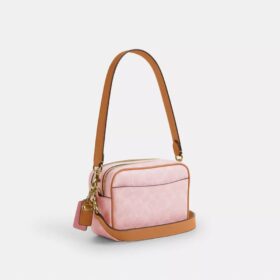 Mini Carey-crossbody-veske med kryssrem i Signature Canvas med anheng