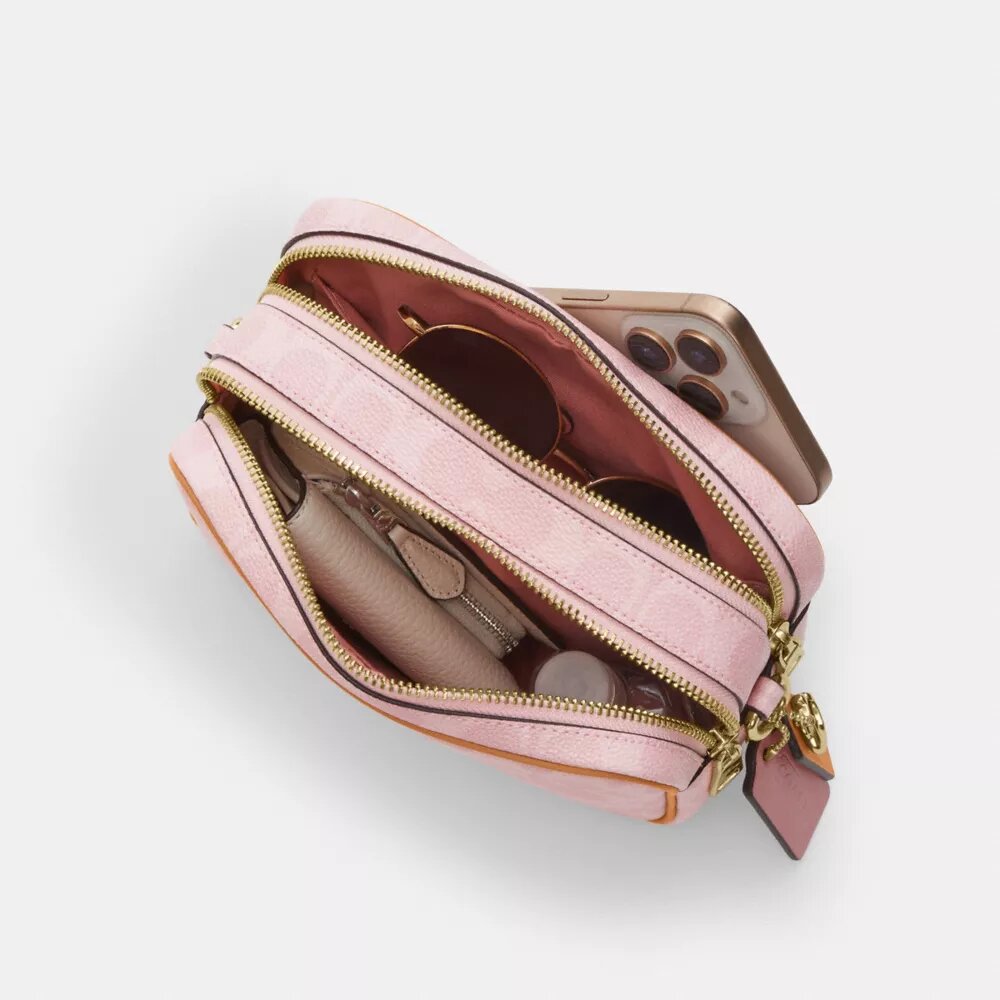 Mini Carey-crossbody-veske med kryssrem i Signature Canvas med anheng