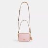 Mini Carey-crossbody-veske med kryssrem i Signature Canvas med anheng