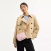 Mini Carey-crossbody-veske med kryssrem i Signature Canvas med anheng