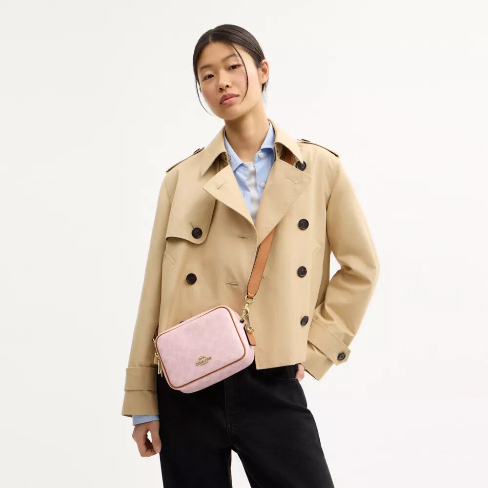 Mini Carey-crossbody-veske med kryssrem i Signature Canvas med anheng