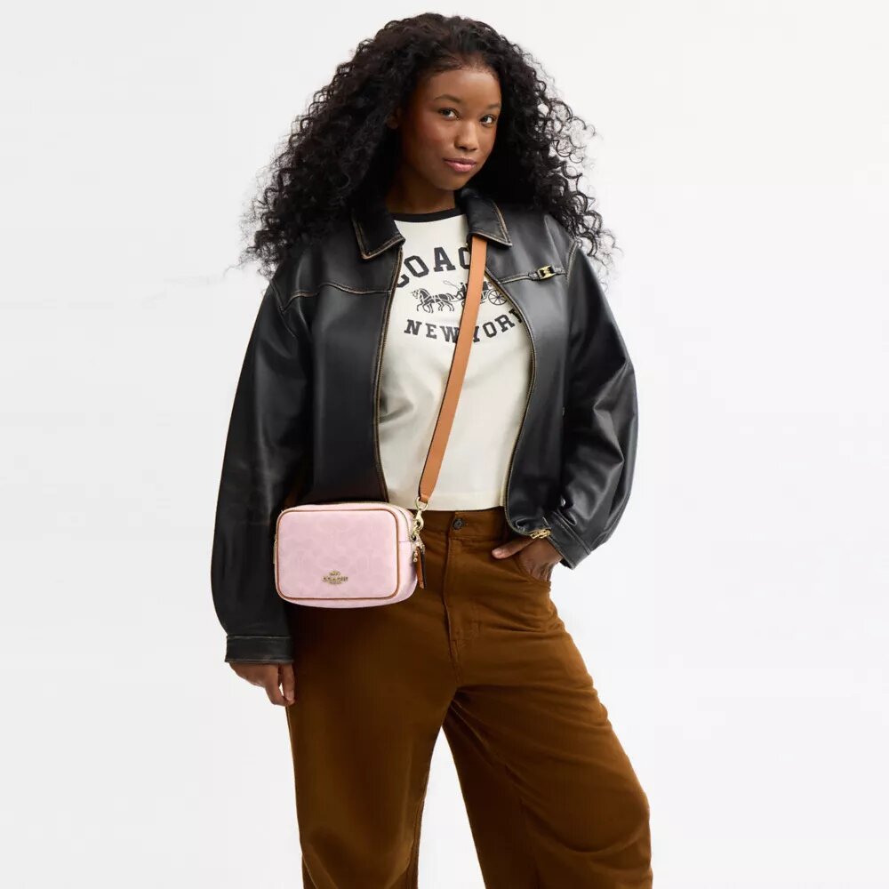 Mini Carey-crossbody-veske med kryssrem i Signature Canvas med anheng