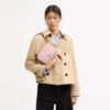 Mini Carey-crossbody-veske med kryssrem i Signature Canvas med anheng
