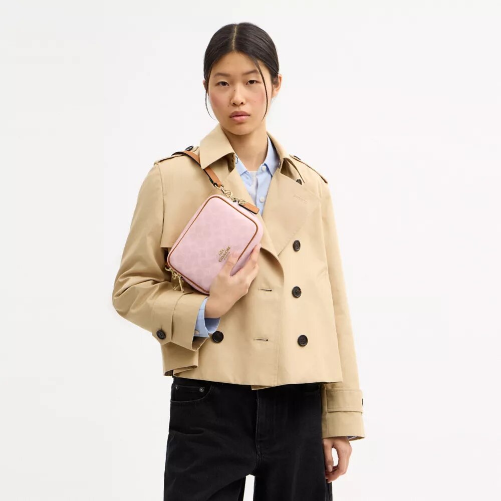 Mini Carey-crossbody-veske med kryssrem i Signature Canvas med anheng
