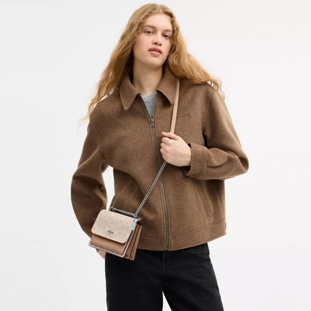Mini Klare-crossbody-veske i Signature Canvas