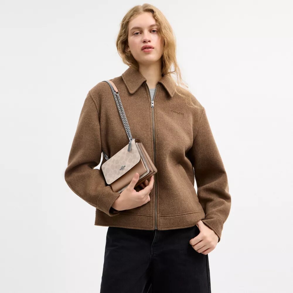 Mini Klare-crossbody-veske i Signature Canvas