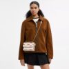 Mini Klare-crossbody-veske med kryssrem og godterimønster