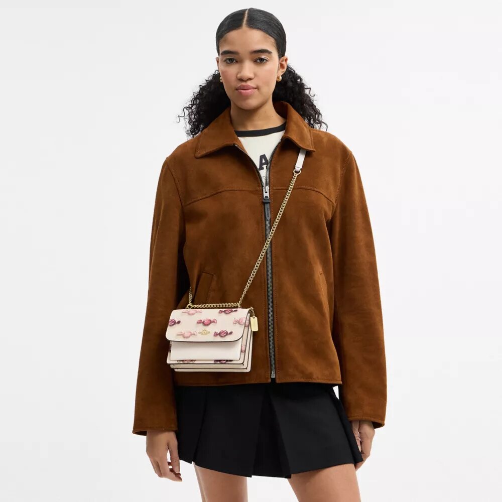 Mini Klare-crossbody-veske med kryssrem og godterimønster