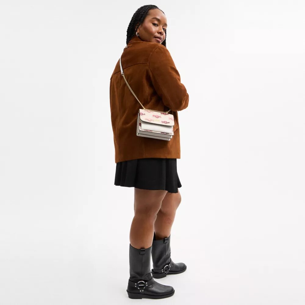 Mini Klare-crossbody-veske med kryssrem og godterimønster
