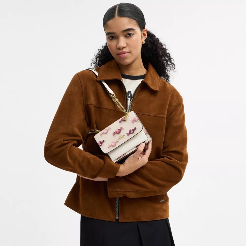 Mini Klare-crossbody-veske med kryssrem og godterimønster
