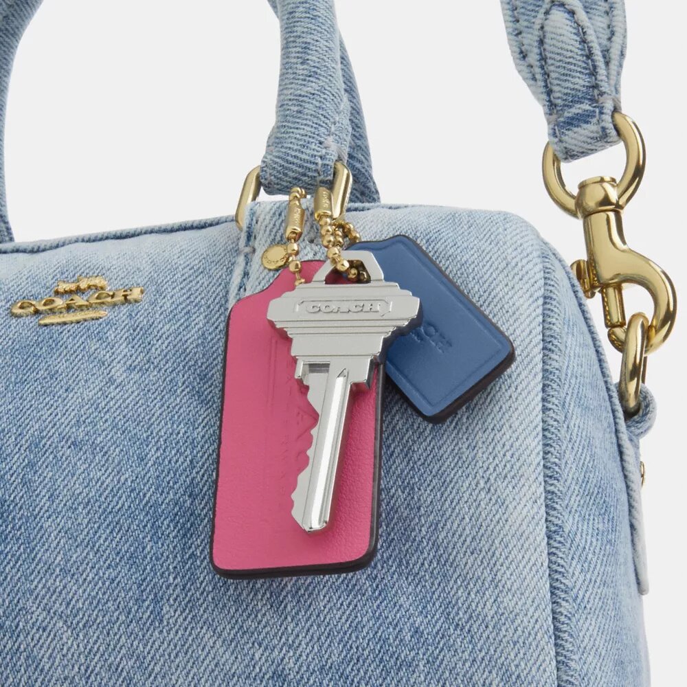 Mini Rowan-crossbody-veske i «Loved Denim» med anheng